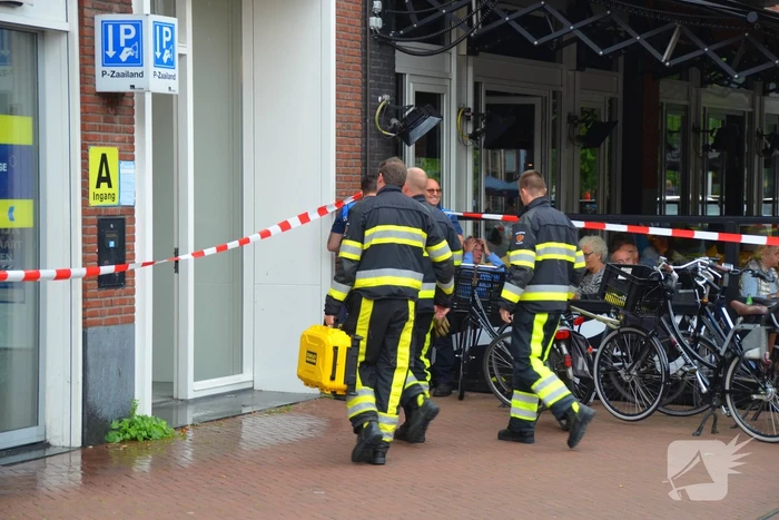 Water stroomt aan alle kanten uit appartementencomplex
