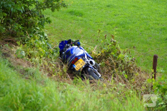 Motorrijder raakt van de weg en belandt in berm