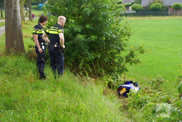 Motorrijder raakt van de weg en belandt in berm