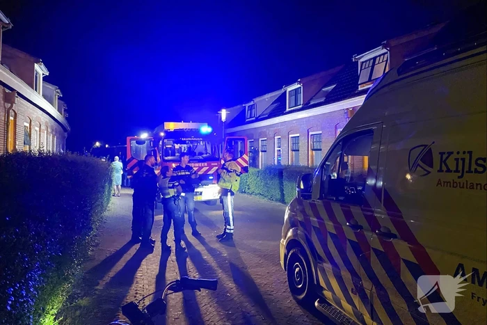 Brandweer blust brand in woning