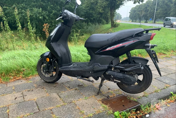 Scooterrijdster gaat hard onderuit door gladheid