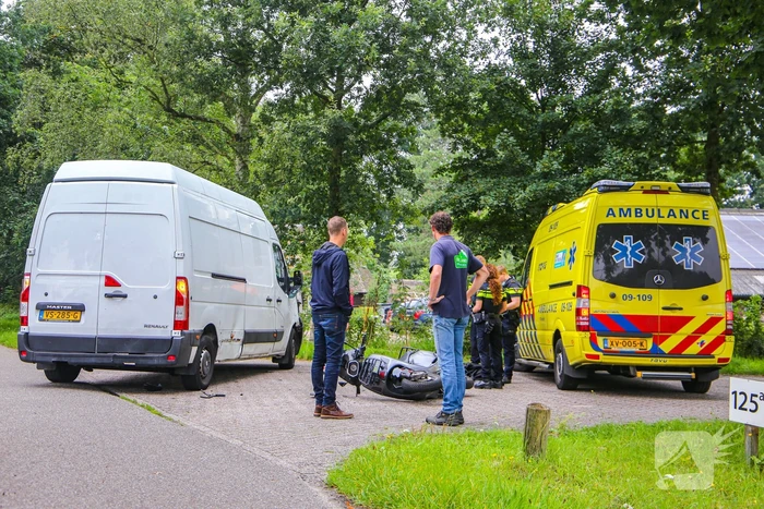 Brommerrijder gewond bij botsing tegen bestelbus