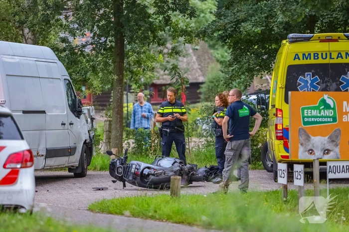 Brommerrijder gewond bij botsing tegen bestelbus