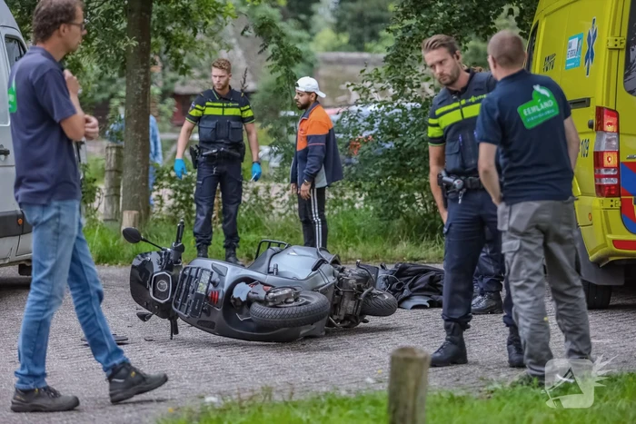 Brommerrijder gewond bij botsing tegen bestelbus