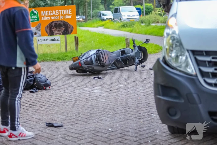 Brommerrijder gewond bij botsing tegen bestelbus