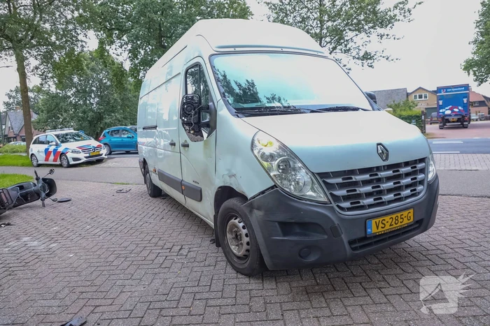 Brommerrijder gewond bij botsing tegen bestelbus