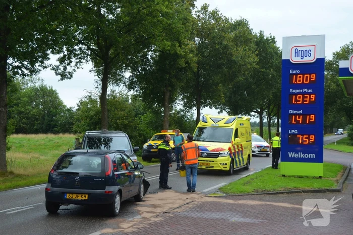 Afslaande automobilist botst op tegenligger voor tankstation Argos Giekerk