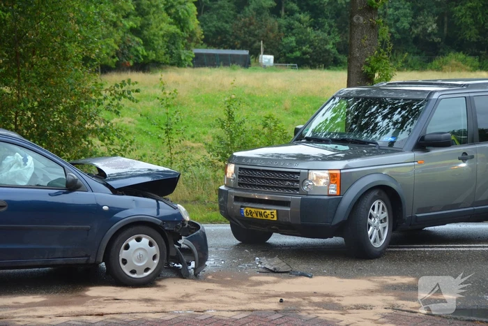 Afslaande automobilist botst op tegenligger voor tankstation Argos Giekerk