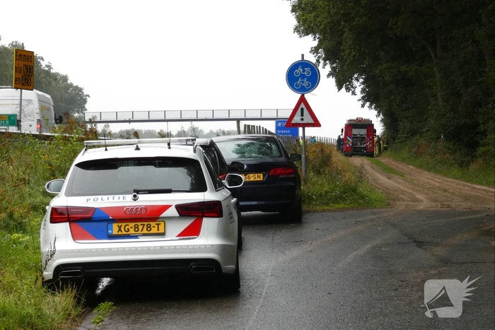 Paard schrikt en vliegt met kar over de kop