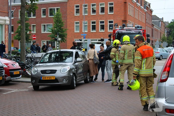 Vrouw zit vast in auto na botsing met bedrijfsbus