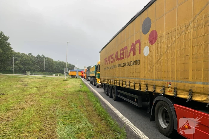 Bestelwagen belandt in greppel na botsing met vrachtwagen