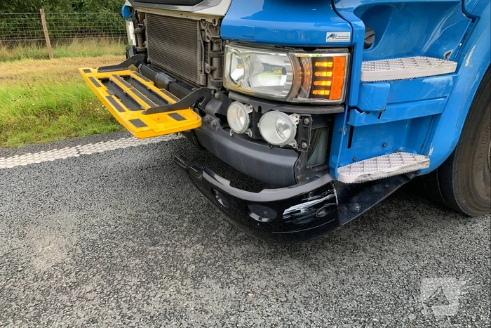 Bestelwagen belandt in greppel na botsing met vrachtwagen