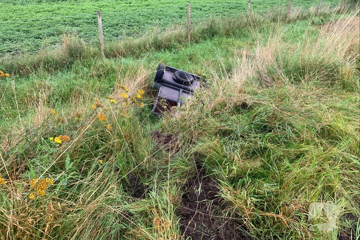 Bestelwagen belandt in greppel na botsing met vrachtwagen