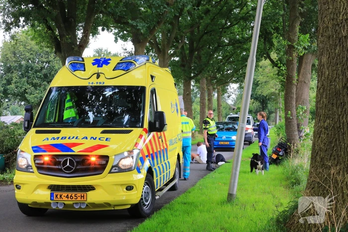 Jongedame gaat onderuit met brommer