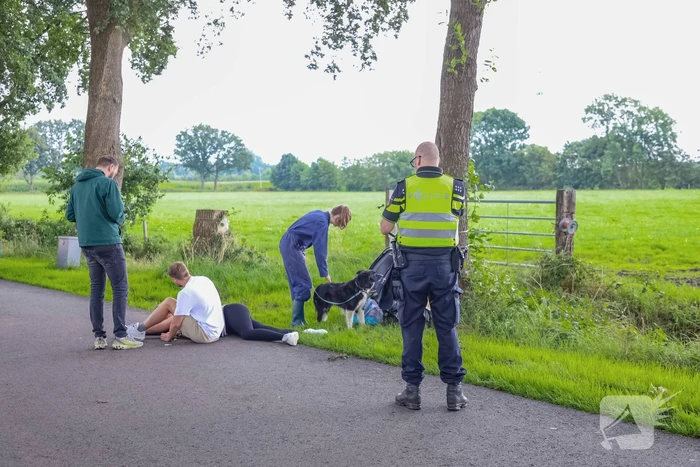 Jongedame gaat onderuit met brommer