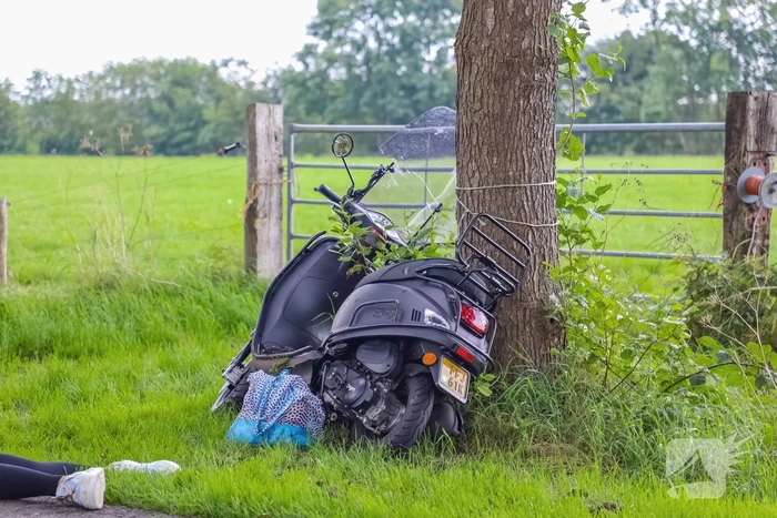 Jongedame gaat onderuit met brommer