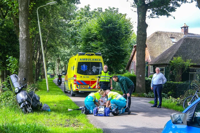 Jongedame gaat onderuit met brommer
