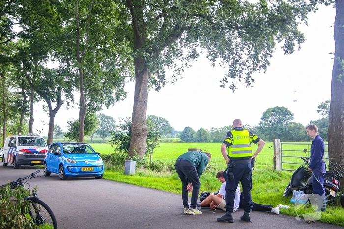 Jongedame gaat onderuit met brommer
