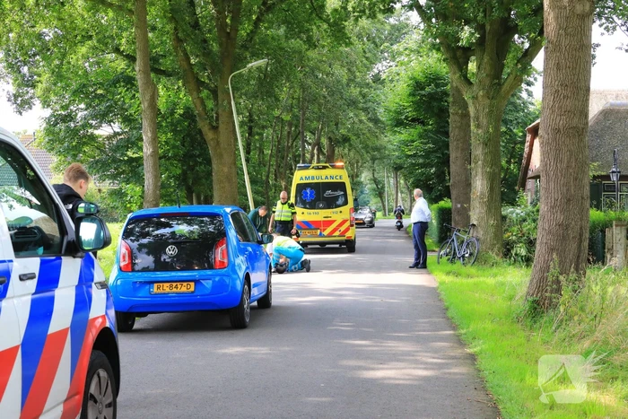 Jongedame gaat onderuit met brommer