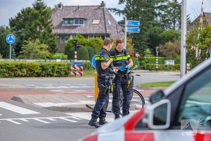 Fietsster geschept door auto