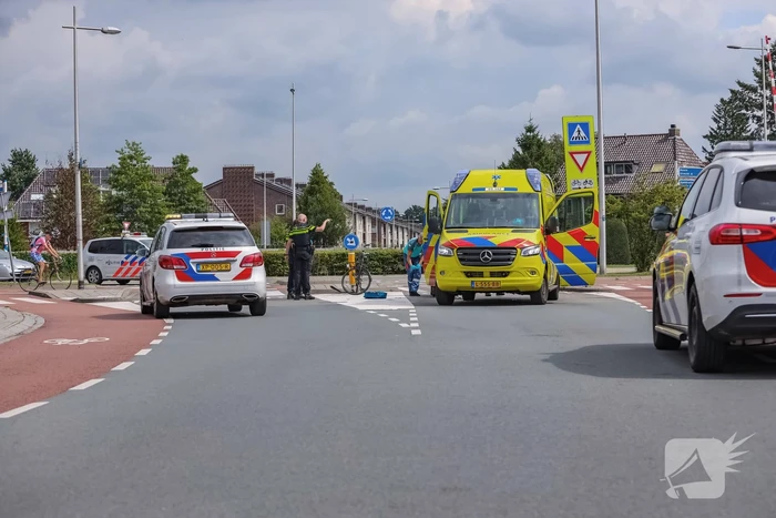 Fietsster geschept door auto
