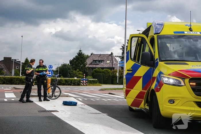 Fietsster geschept door auto