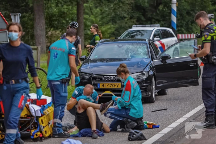 Mountainbiker geschept door personenauto op kruising