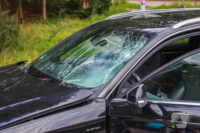 Mountainbiker geschept door personenauto op kruising