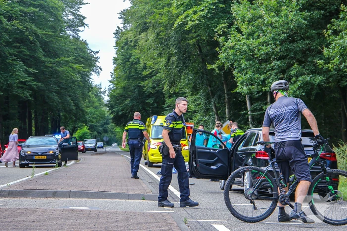 Mountainbiker geschept door personenauto op kruising