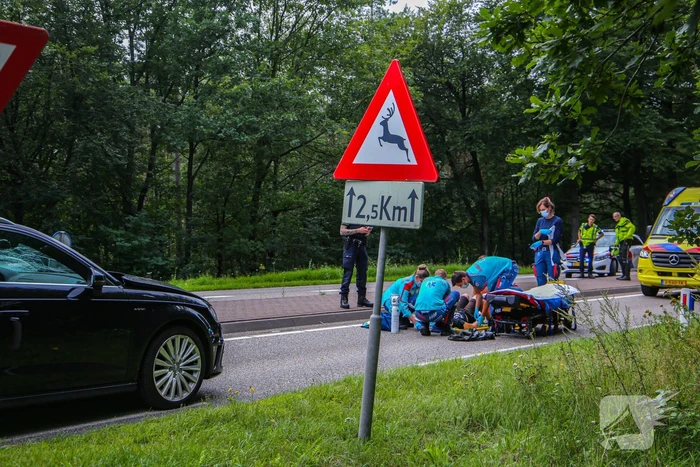 Mountainbiker geschept door personenauto op kruising