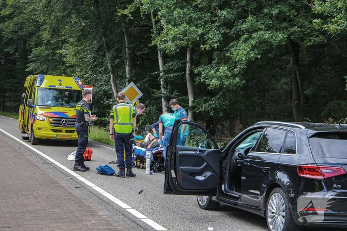Mountainbiker geschept door personenauto op kruising