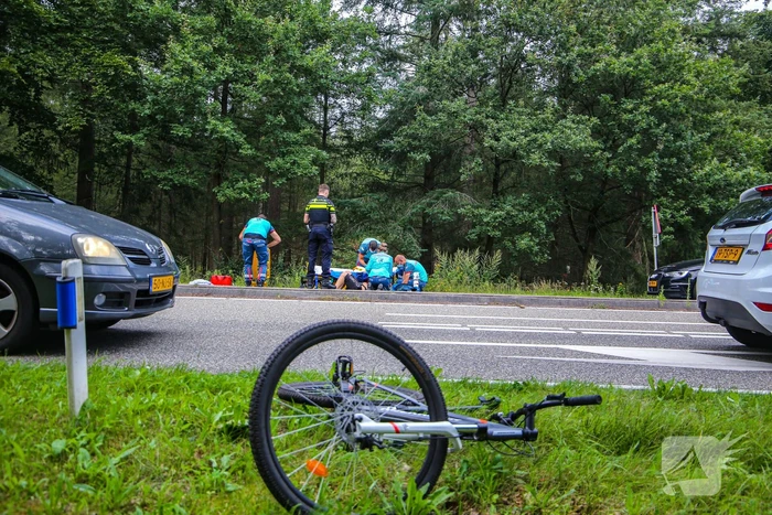 Mountainbiker geschept door personenauto op kruising