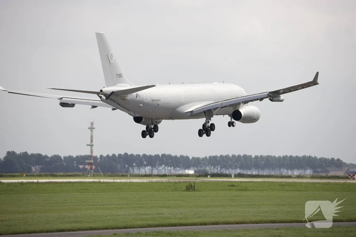 Militair transportvliegtuig landt op Schiphol met evacuees uit Afghanistan