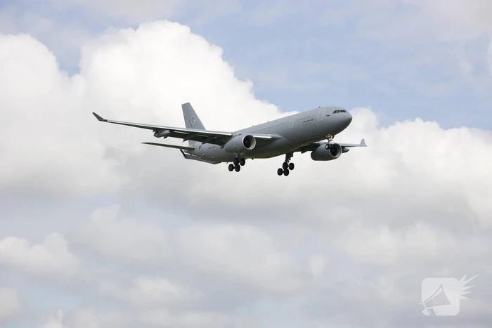 Militair transportvliegtuig landt op Schiphol met evacuees uit Afghanistan