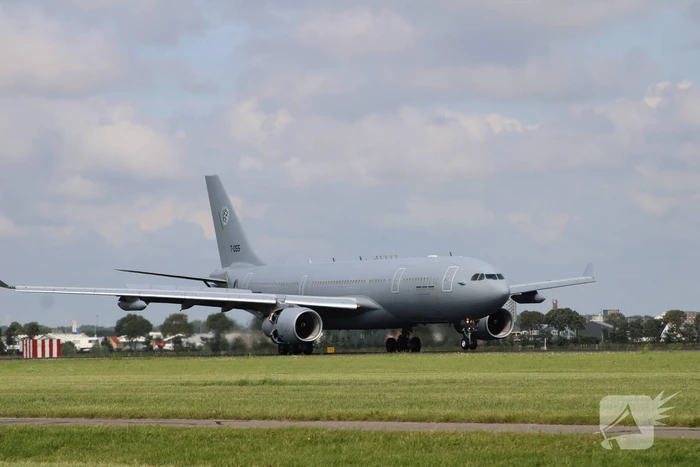 Militair transportvliegtuig landt op Schiphol met evacuees uit Afghanistan