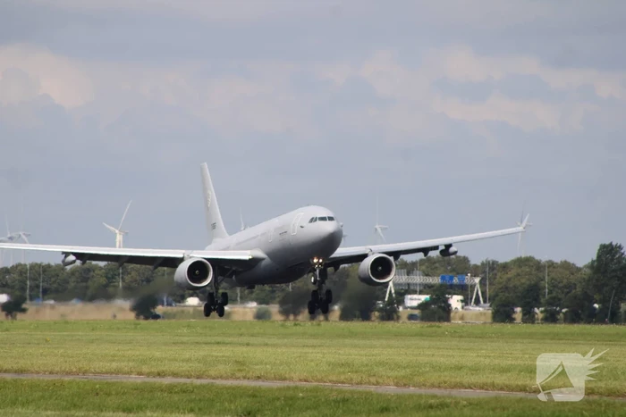 Militair transportvliegtuig landt op Schiphol met evacuees uit Afghanistan