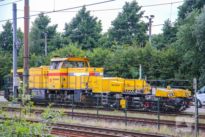 Trein van Strukton raakt van het spoor