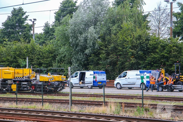 Trein van Strukton raakt van het spoor