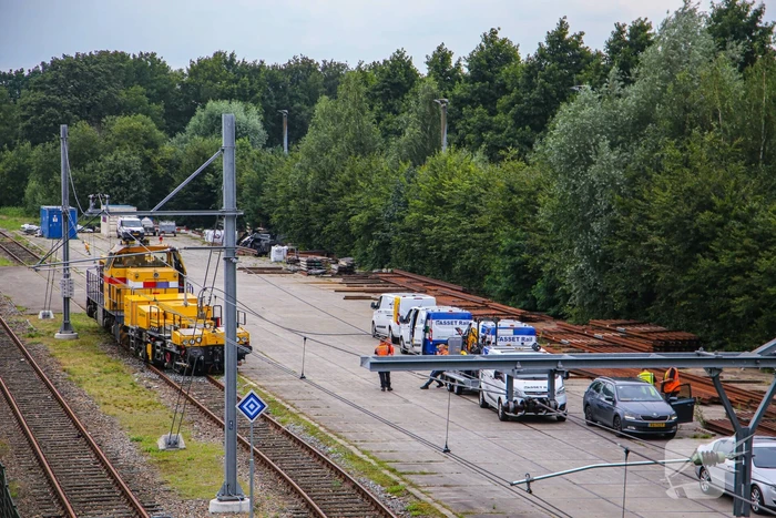 Trein van Strukton raakt van het spoor