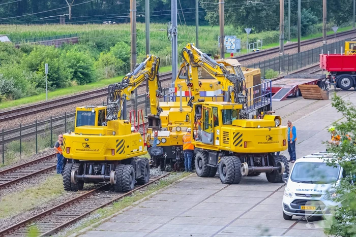 Trein van Strukton raakt van het spoor