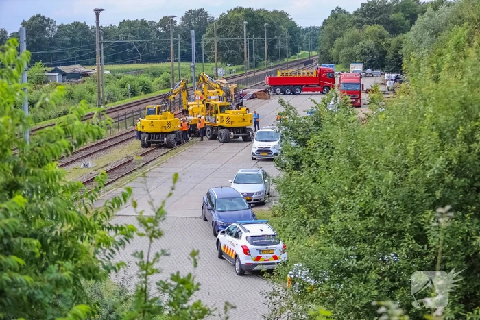 Trein van Strukton raakt van het spoor