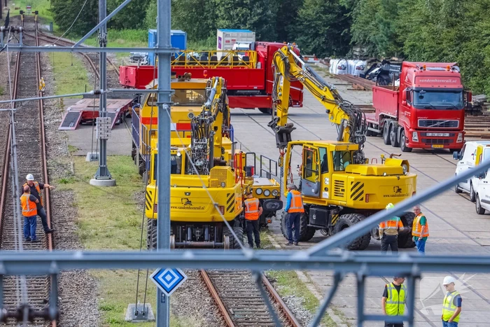 Trein van Strukton raakt van het spoor