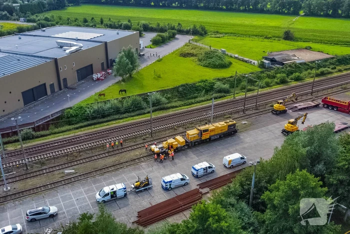 Trein van Strukton raakt van het spoor