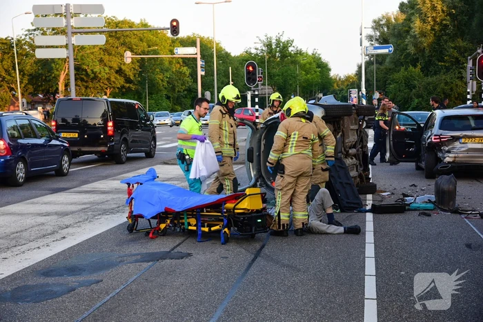 Auto belandt op kant bij ongeval