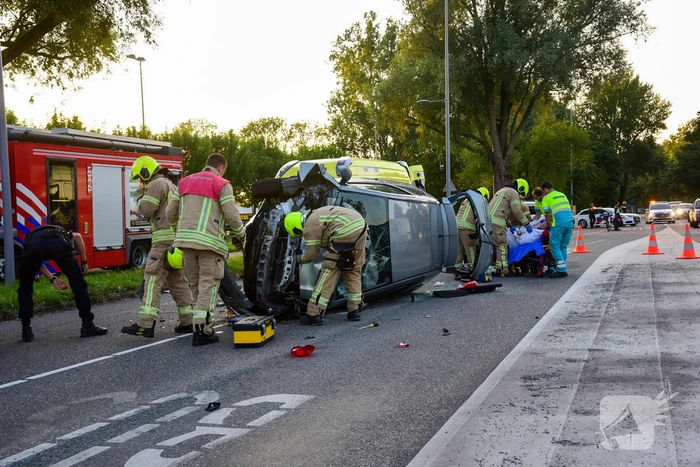 Auto belandt op kant bij ongeval