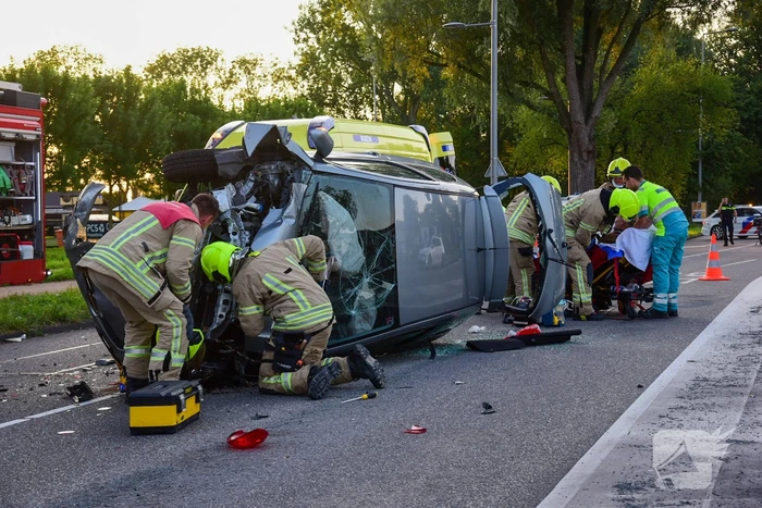 Auto belandt op kant bij ongeval