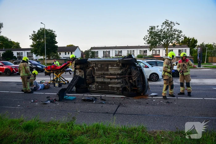 Auto belandt op kant bij ongeval