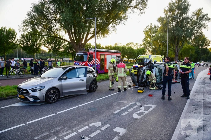 Auto belandt op kant bij ongeval