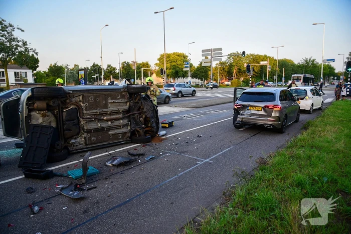 Auto belandt op kant bij ongeval