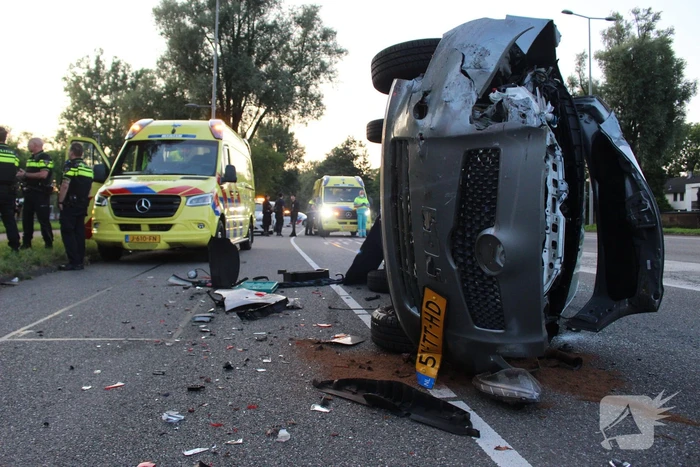 Auto belandt op kant bij ongeval